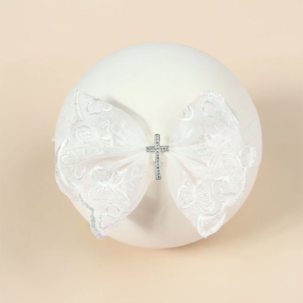 Bandeau Élina présenté sur un support pour montrer son rendu une fois porté, accessoire idéal pour un baptême