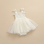 Barboteuse de cérémonie pour bébé couleur ivoire avec bretelles à nœuds en dentelle et jupe en tulle vaporeuse