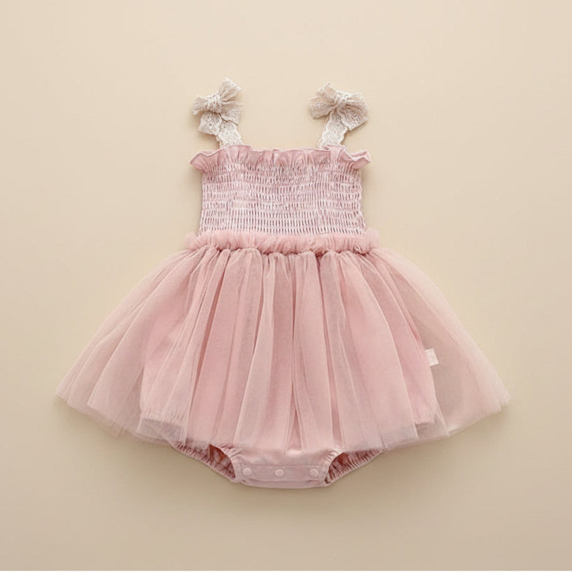 Barboteuse pour bébé fille rose poudré avec bustier smocké et jupon volumineux en tulle type tutu de danseuse.