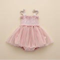 Barboteuse pour bébé fille rose poudré avec bustier smocké et jupon volumineux en tulle type tutu de danseuse.