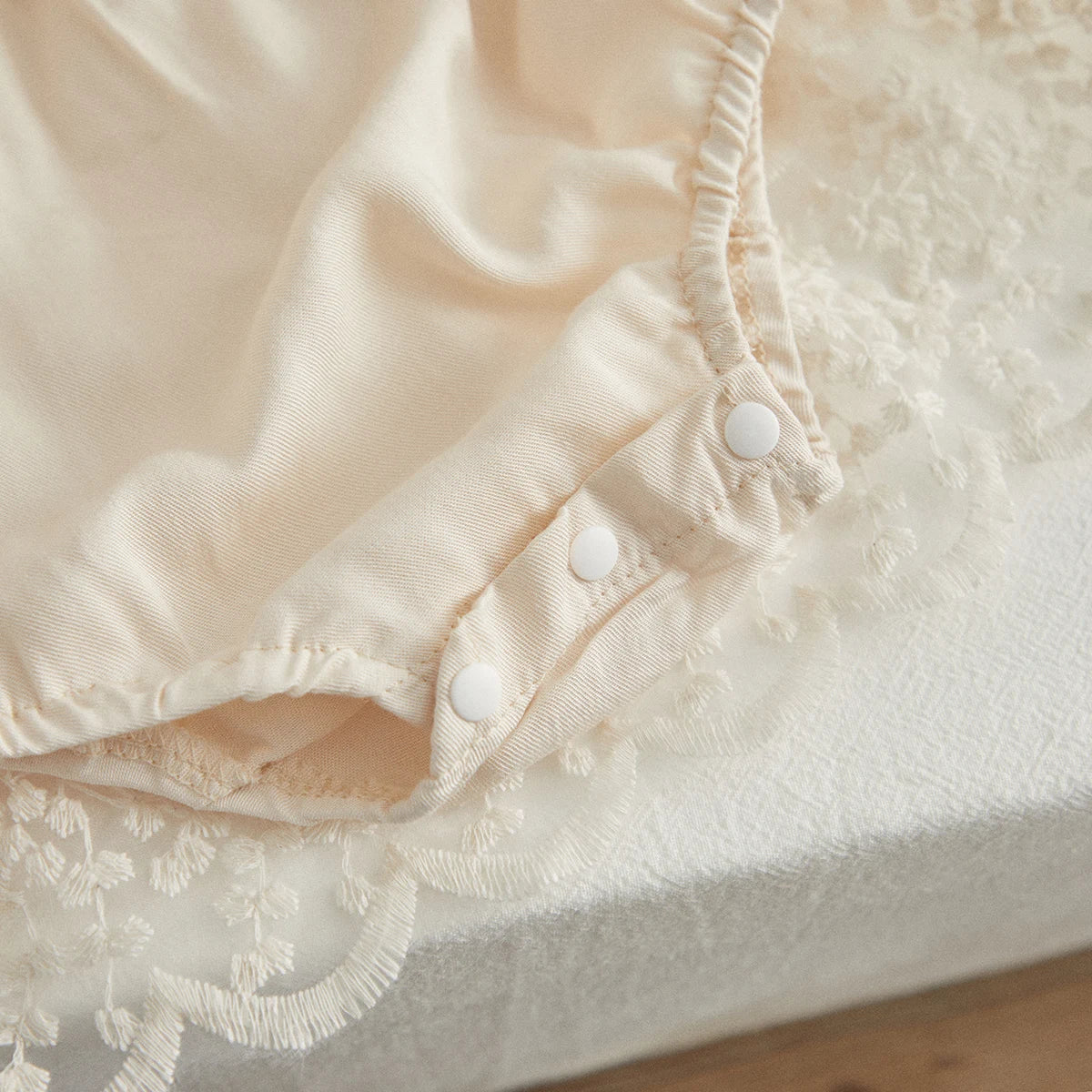 Bas barboteuse bébé avec finition dentelle