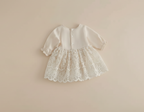 Barboteuse bébé fille beige avec dentelle florale