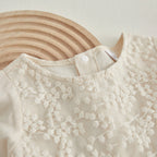 Détail col dentelle barboteuse bébé cérémonie
