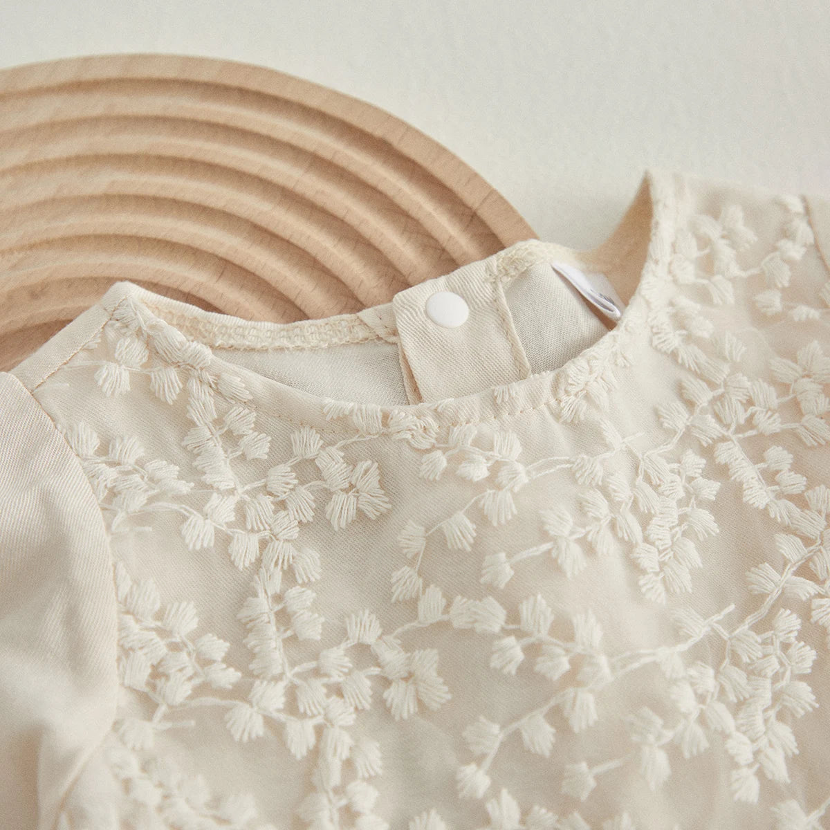 Détail col dentelle barboteuse bébé cérémonie