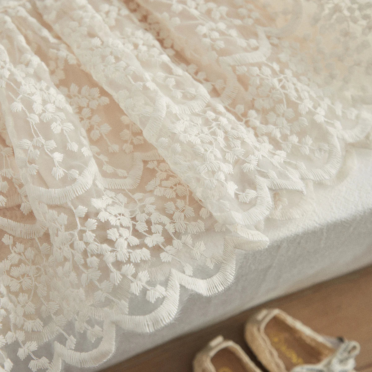 Détail dentelle barboteuse bébé élégante