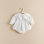 Barboteuse blanche de cérémonie pour bébé fille, vue de dos sur cintre.