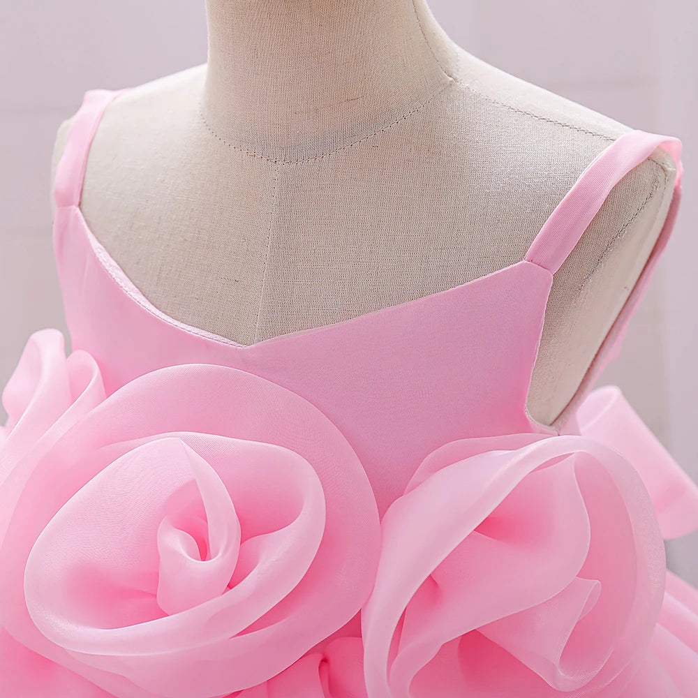 Détail des bretelles et des fleurs vaporeuses sur le bustier de la robe Rosie