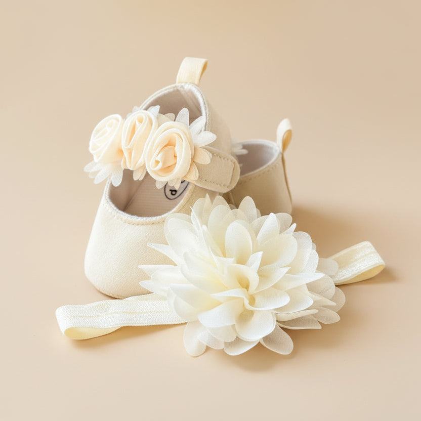 Gros plan sur les chaussons de cérémonie ivoire avec fleurs volumineuses en relief