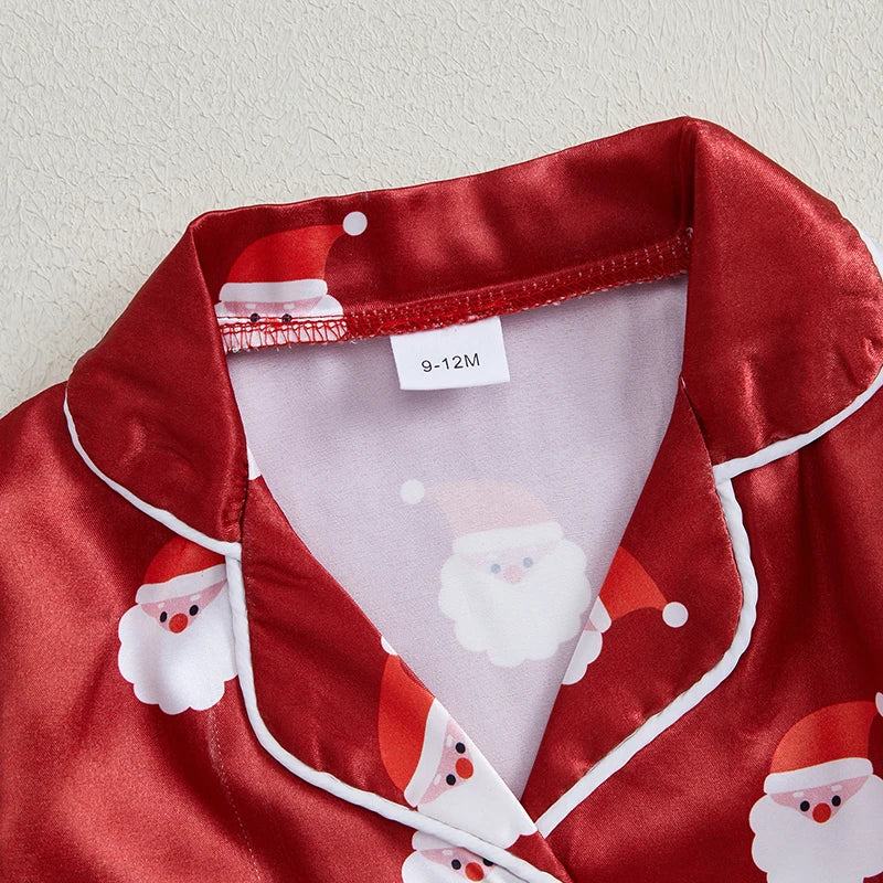 détail col pyjama de noël rouge enfant avec imprimés père noël et passepoil blanc