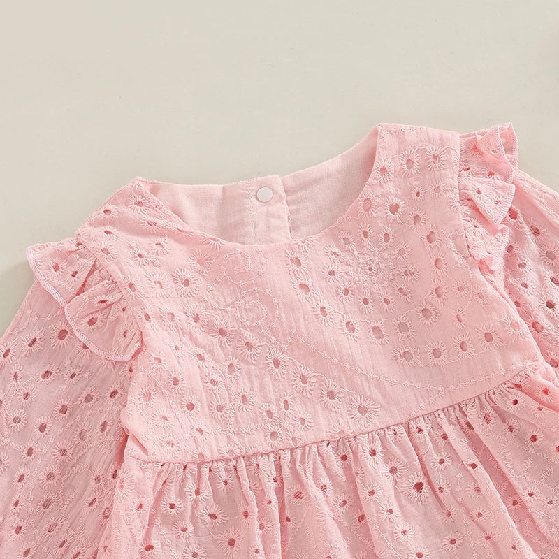 Vue rapprochée du col avec dentelle d'une robe de cérémonie rose pour petite fille