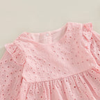 Vue rapprochée du col avec dentelle d'une robe de cérémonie rose pour petite fille