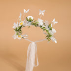 Couronne de fleurs Maïa pour petite fille avec roses blanches, marguerites et petits papillons blancs en relief