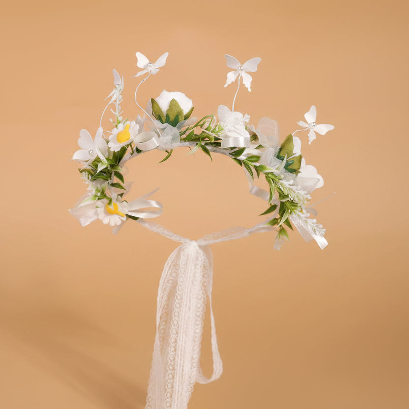 Couronne de fleurs Maïa pour petite fille avec roses blanches, marguerites et petits papillons blancs en relief