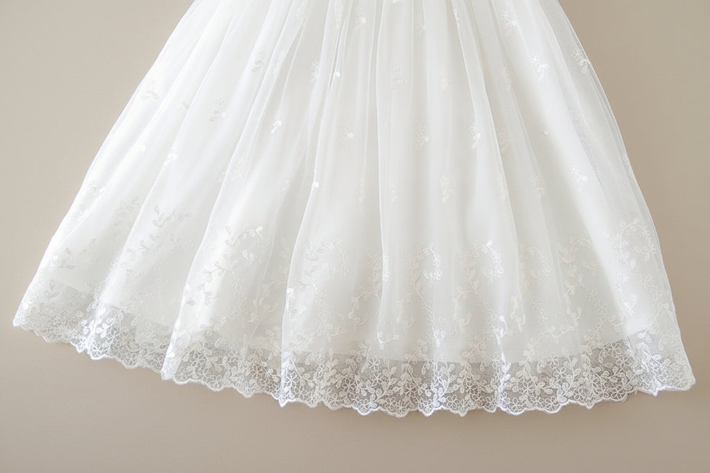 Gros plan sur les motifs de broderie délicats et la dentelle au bas de la jupe longue