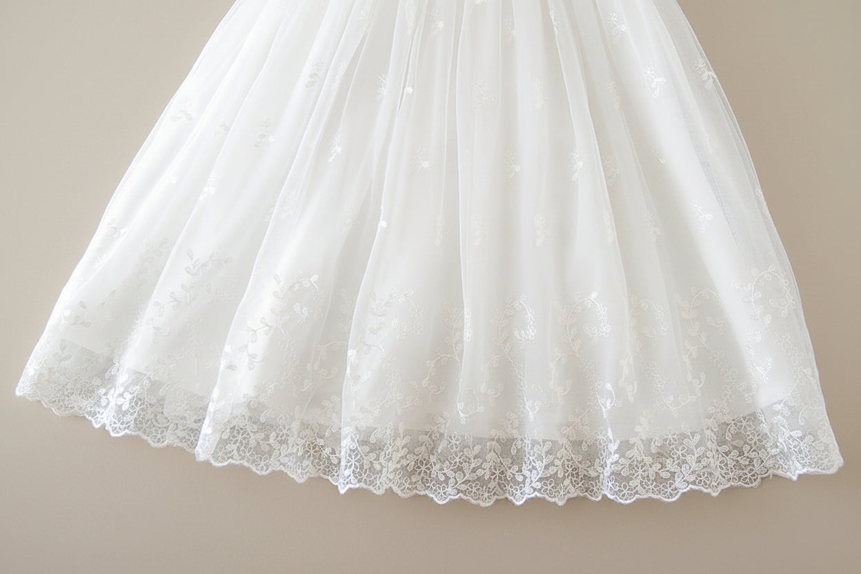 Gros plan sur les motifs de broderie délicats et la dentelle au bas de la jupe longue