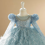 Gros plan sur les broderies de perles et les sequins brillants du bustier de la robe