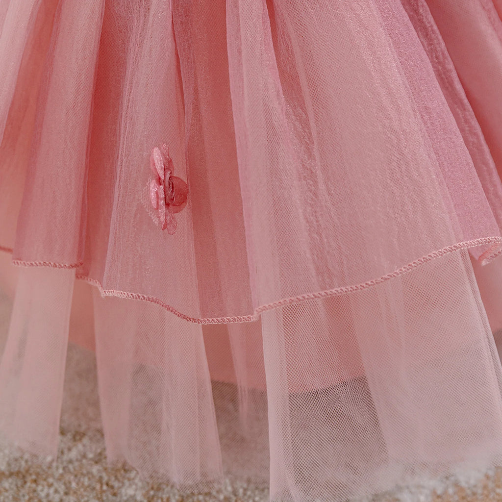 Zoom sur les multiples couches de tulle vaporeux du jupon style cupcake.