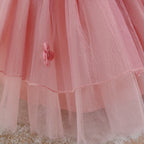 Zoom sur les multiples couches de tulle vaporeux du jupon style cupcake.