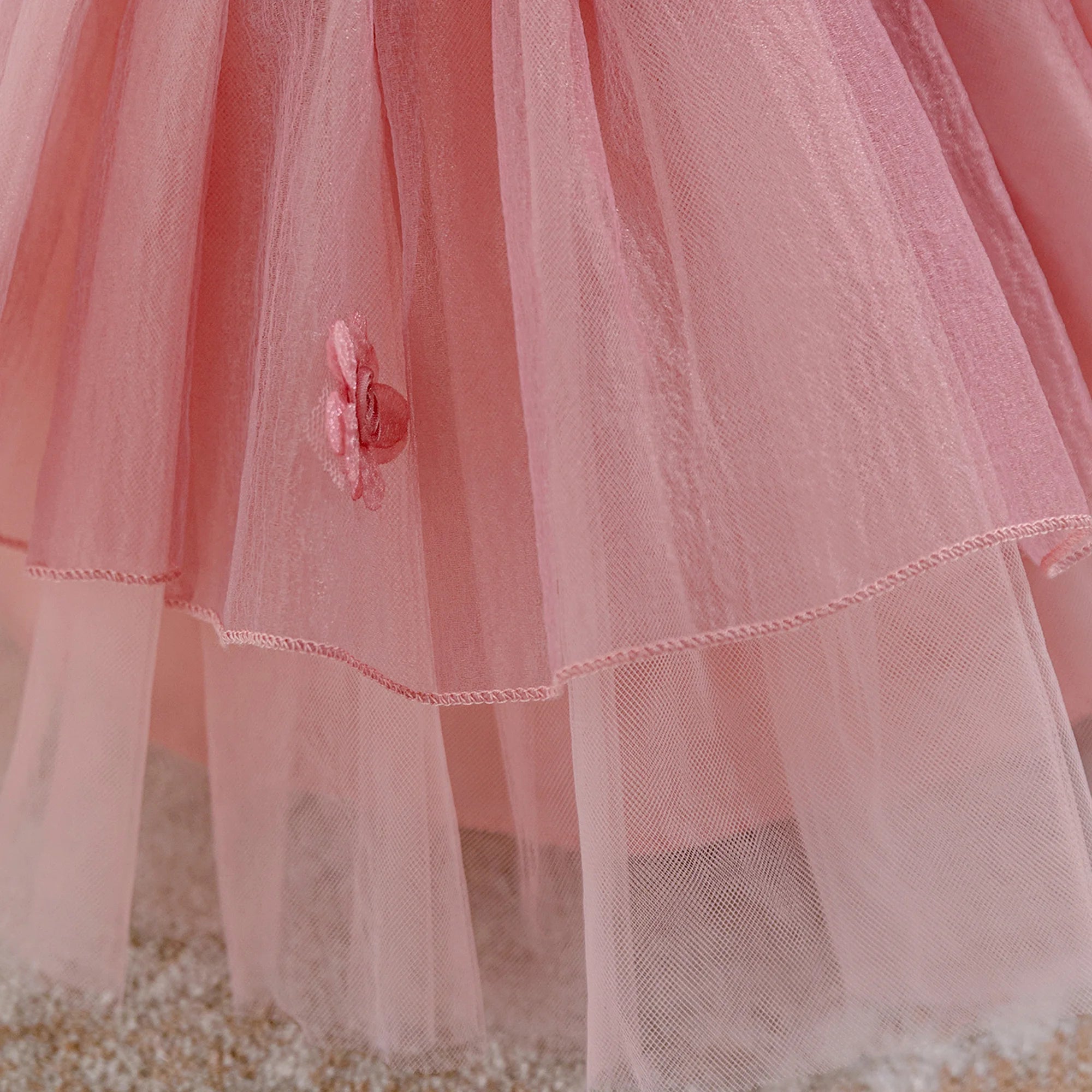 Zoom sur les multiples couches de tulle vaporeux du jupon style cupcake.