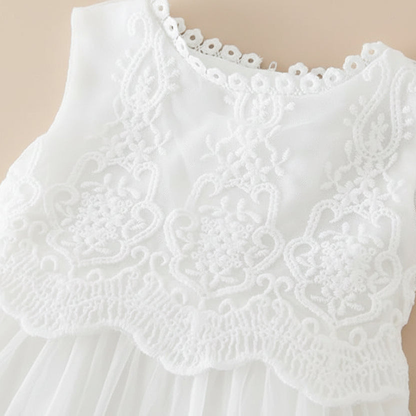 Zoom sur la dentelle raffinée et les motifs floraux du bustier de la robe Angélique