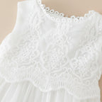 Zoom sur la dentelle raffinée et les motifs floraux du bustier de la robe Angélique