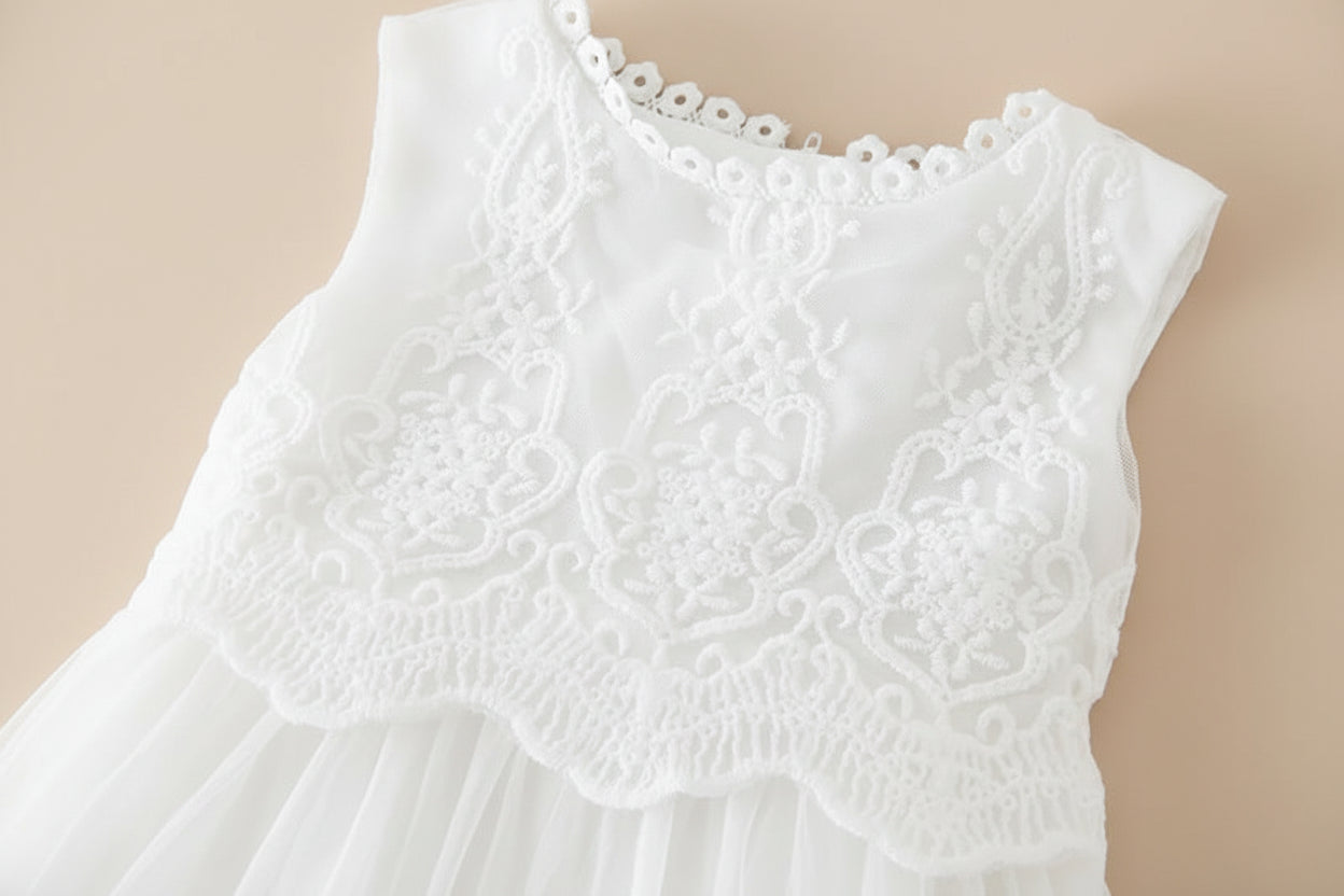 Zoom sur la dentelle raffinée et les motifs floraux du bustier de la robe Angélique