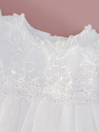 Gros plan sur le bustier de la robe Céleste orné de broderies florales en dentelle et de petites perles discrètes