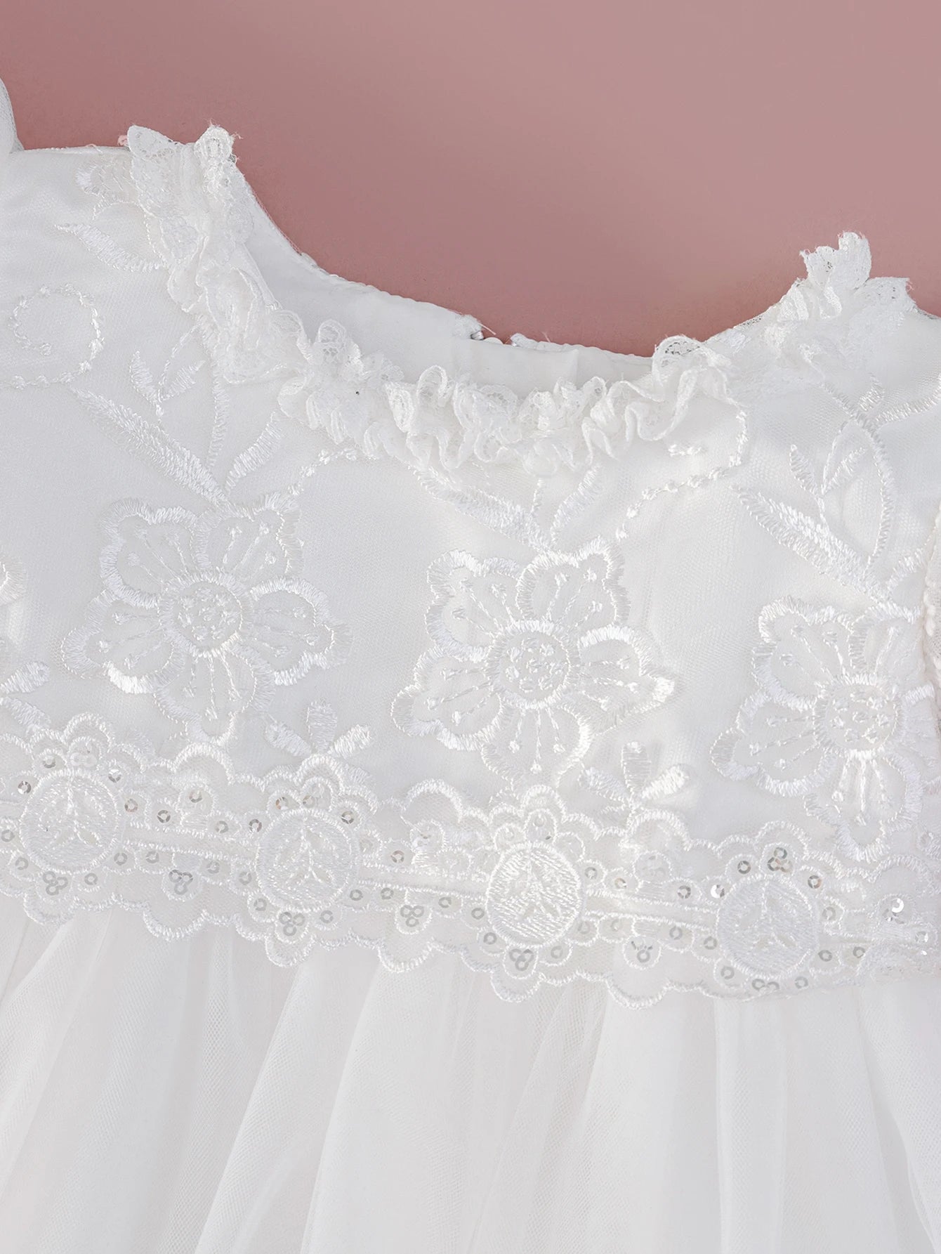 Gros plan sur le bustier de la robe Céleste orné de broderies florales en dentelle et de petites perles discrètes