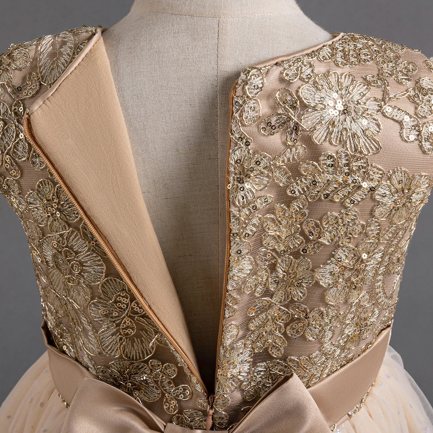 Zoom sur la fermeture éclair discrète et les finitions du bustier au dos