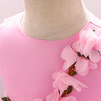 Détail des fleurs 3D sur une robe de cérémonie de luxe