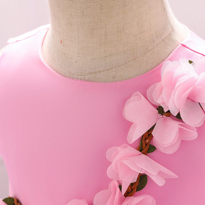 Détail des fleurs 3D sur une robe de cérémonie de luxe