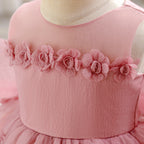 Zoom sur les fleurs en relief et les perles du bustier de la robe anniversaire.