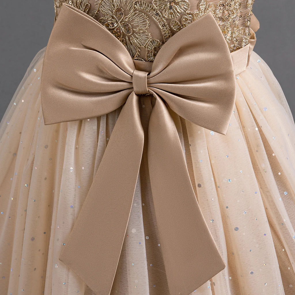 Détail du grand noeud en satin beige à la taille de la robe