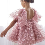 Détail de la texture du tulle et des broderies de papillons en relief sur le bustier de la robe