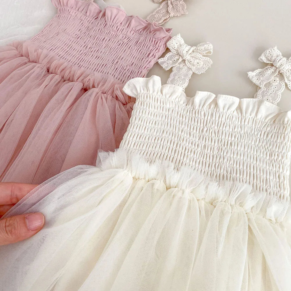 Détail de l'entrejambe d'une barboteuse pour bébé avec boutons pressions pour un change facile