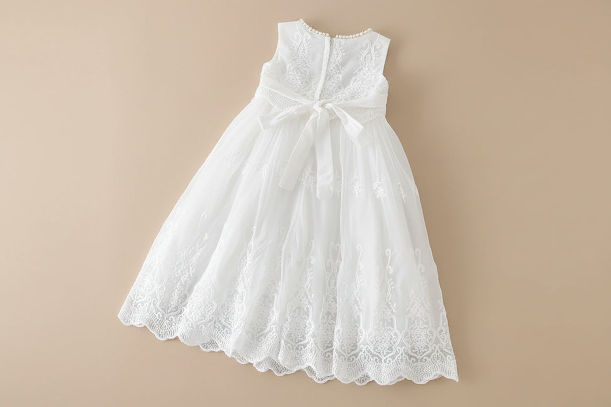 Détail du dos de la robe de baptême Angélique avec sa fermeture discrète et son grand nœud