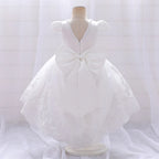 Détail du nœud en satin au dos d'une robe de baptême blanche