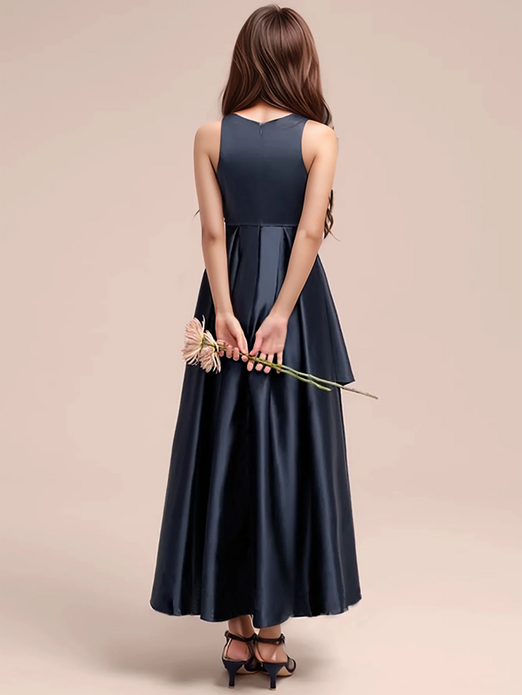 Vue de dos d'une robe de soirée fille ado marine, coupe asymétrique et élégante