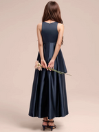 Vue de dos d'une robe de soirée fille ado marine, coupe asymétrique et élégante