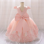 étail du dos d'une robe de cérémonie pêche avec nœud et broderies