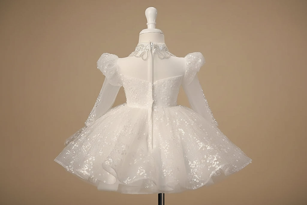 Vue de dos de la robe Juliana sur mannequin montrant la transparence du haut et le volume de la jupe