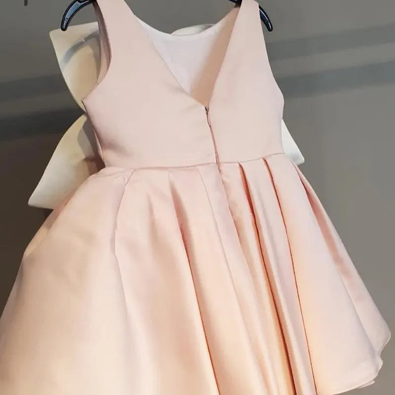 Dos robe cérémonie fille satin coupe évasée avec fermeture discrète