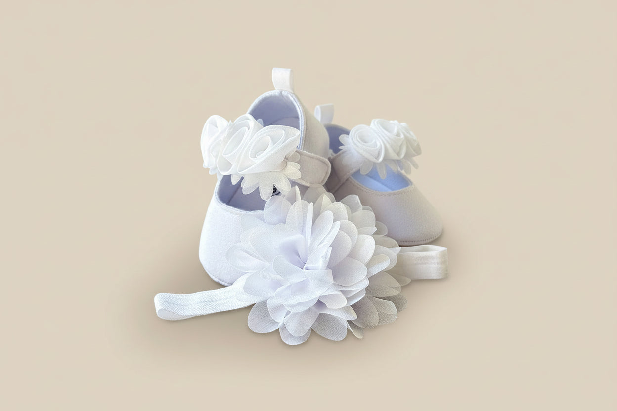 Chaussons baptême bébé fille blanc avec bandeau fleur vue ensemble