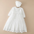 Ensemble de baptême pour bébé comprenant une robe blanche longue et son petit chapeau assorti