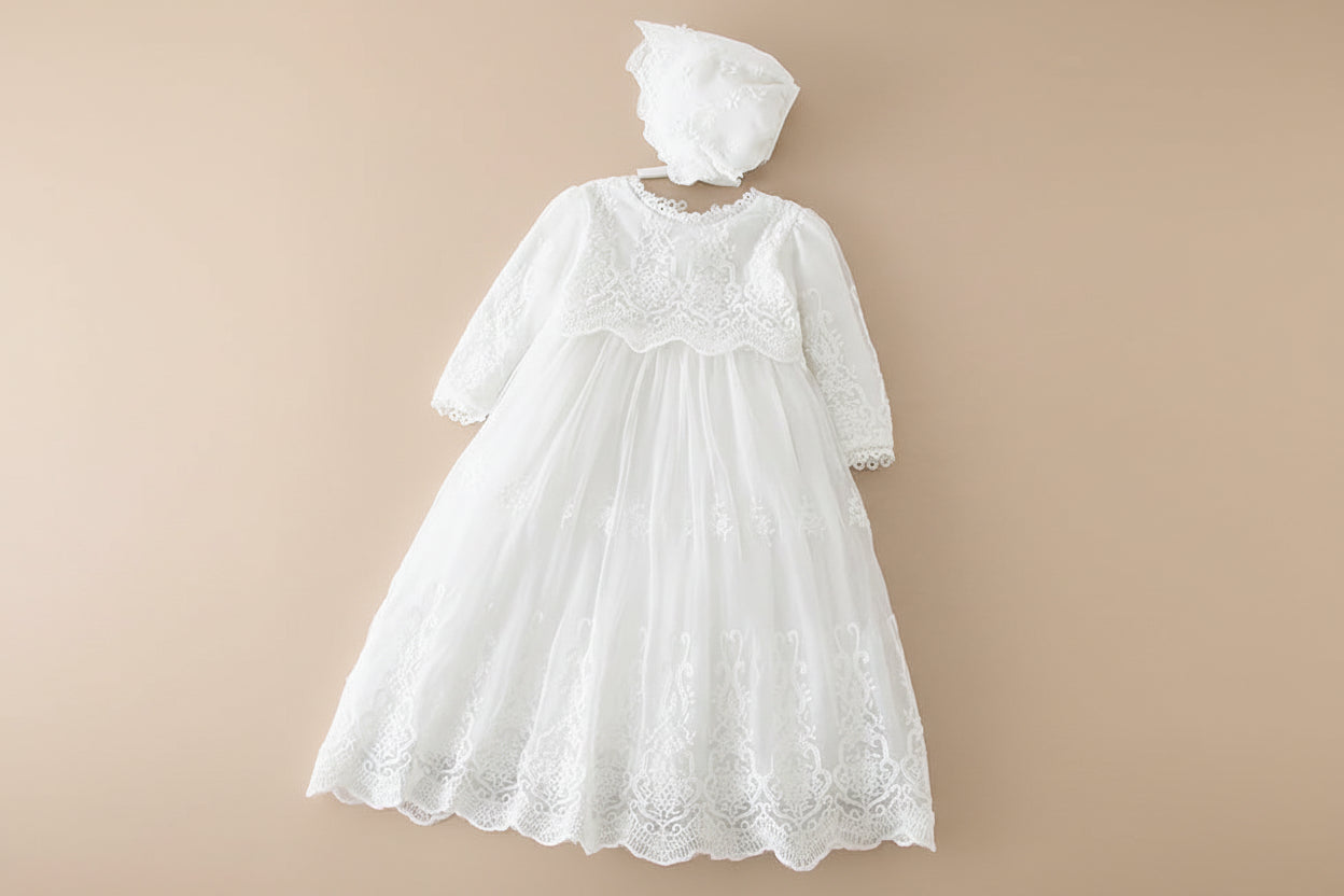 Ensemble de baptême pour bébé comprenant une robe blanche longue et son petit chapeau assorti