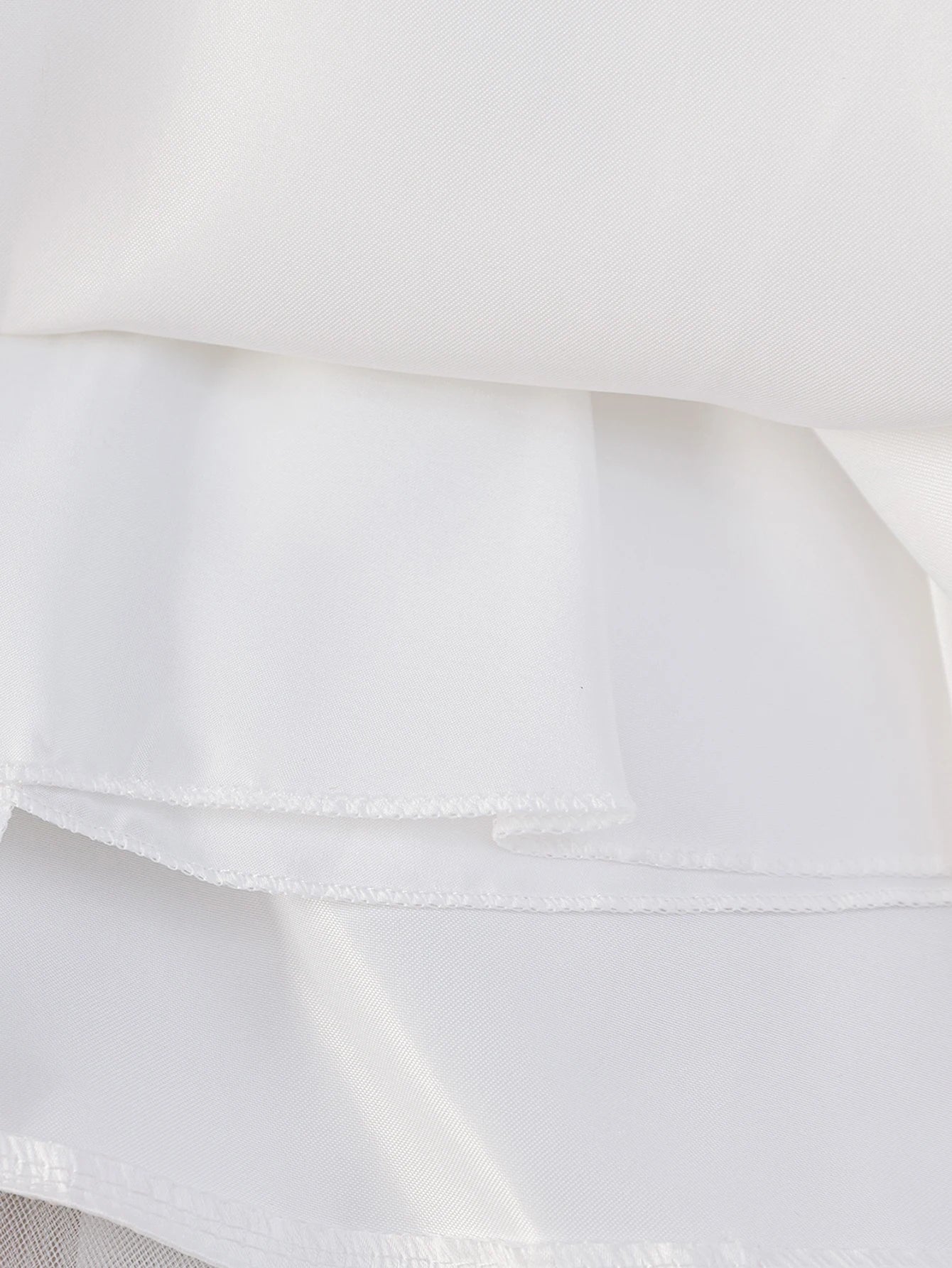 Vue des finitions soignées et de la doublure confortable de la robe Céleste, idéale pour la peau sensible des bébés