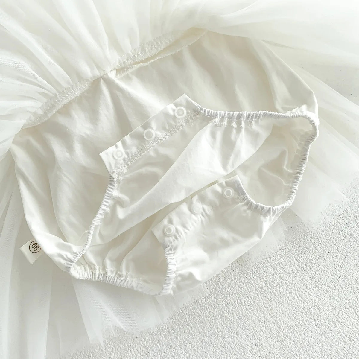 Détail de la doublure en coton de la barboteuse pour garantir le confort de la peau de bébé