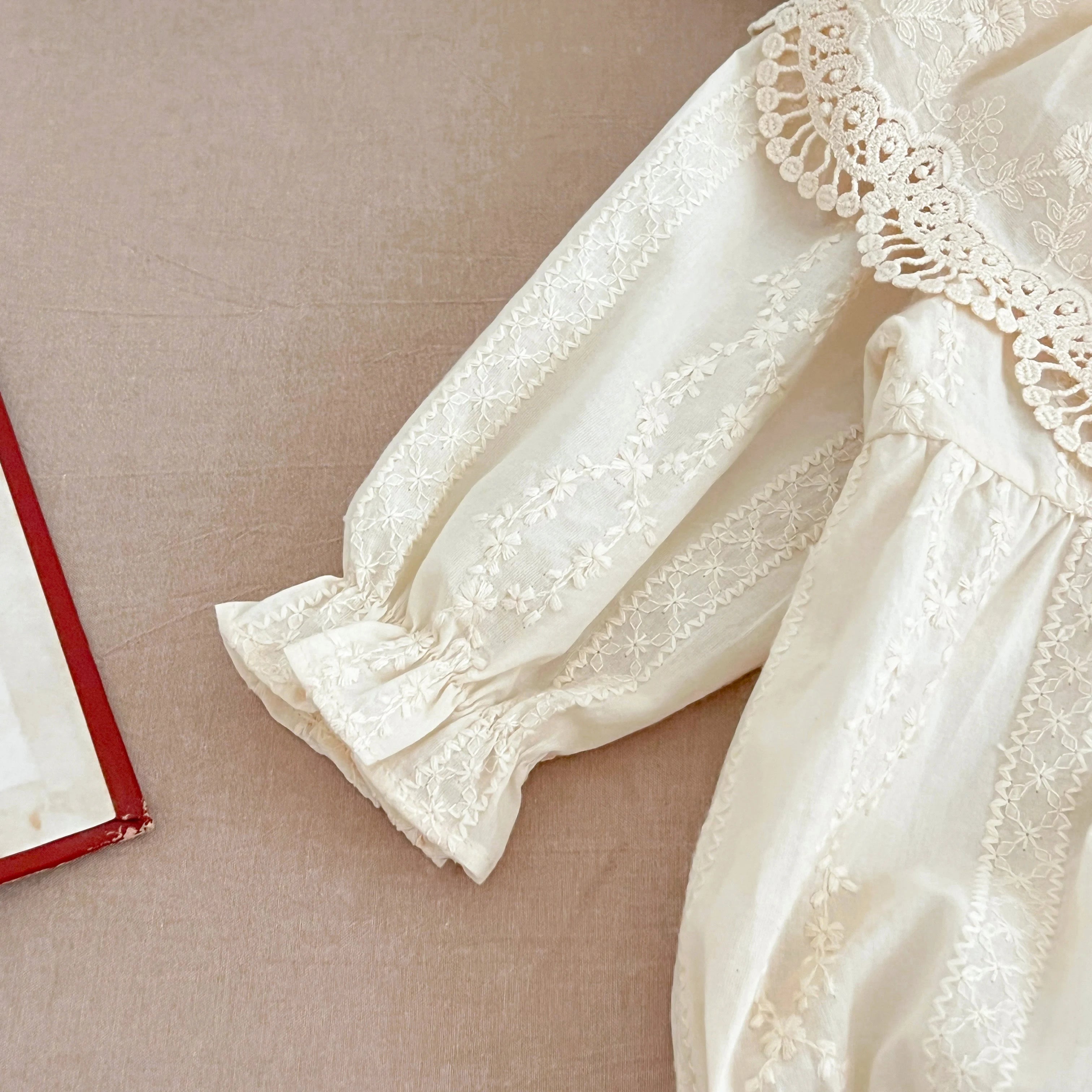 Détail de la manche bouffante avec poignet élastique brodé pour enfant