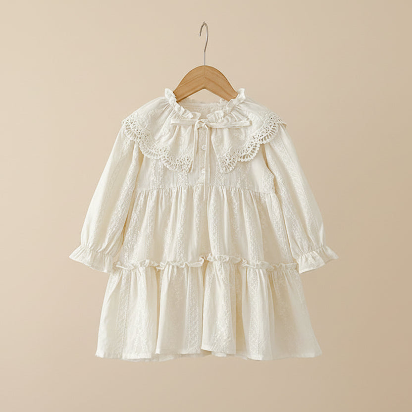 Vue de face de la robe bohème beige sur cintre montrant la coupe fluide