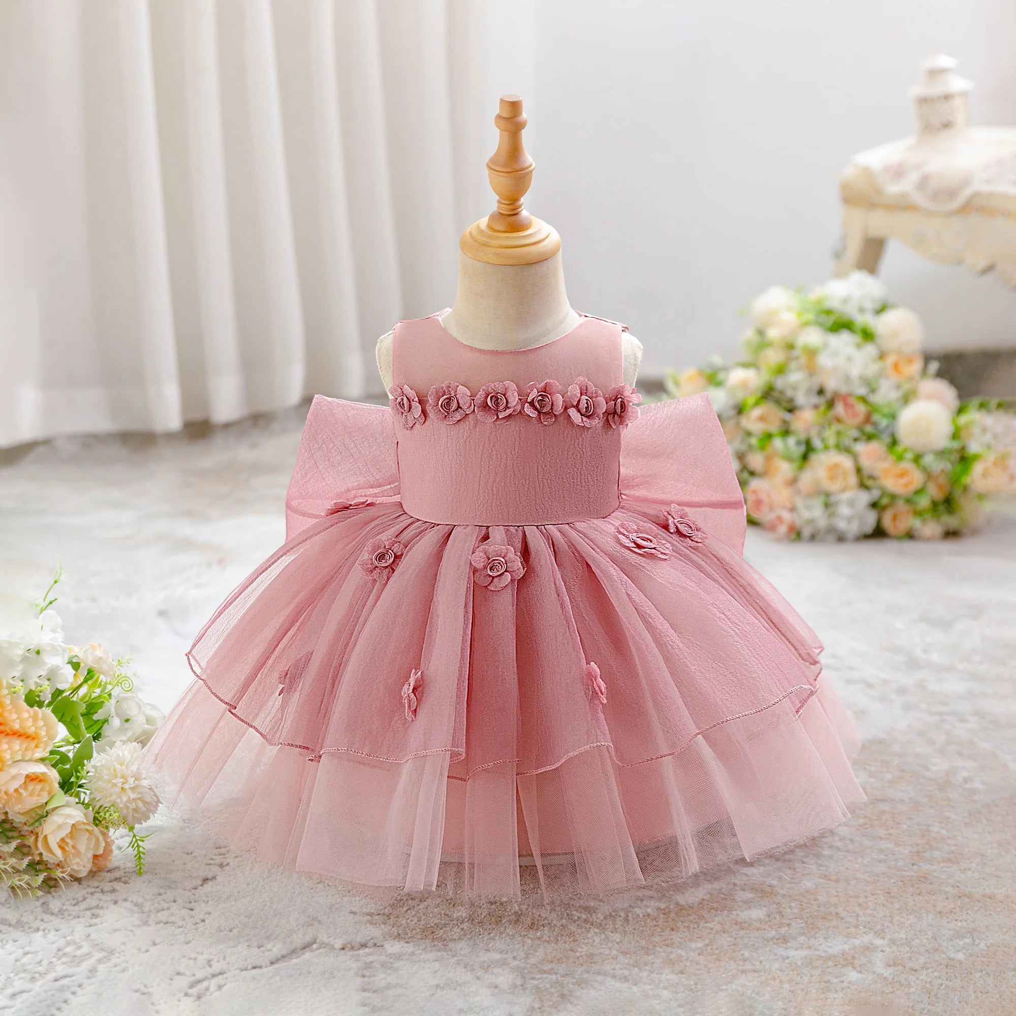 Robe de princesse vieux rose pour premier anniversaire bébé en tulle bouffant.